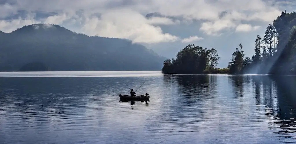 Lake Fishing Tips: Fisherman in a boat on a lake