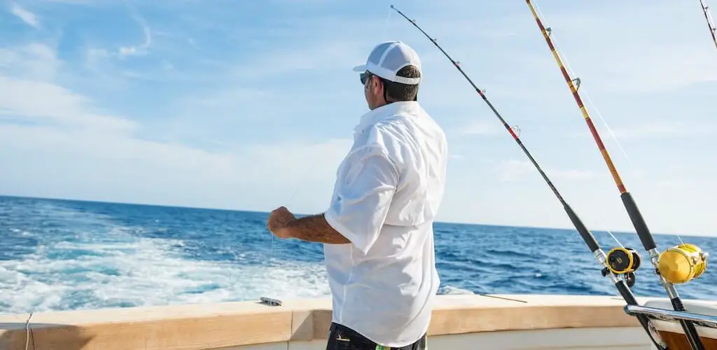 Saltwater Fishing Tips: Fisherman preparing a rod to fish